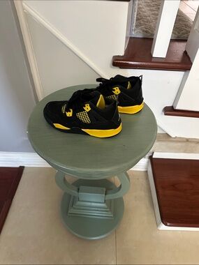 Air Jordan 4 Retro Thunder
 Kids Black and Yellow Low-Top Sneakers